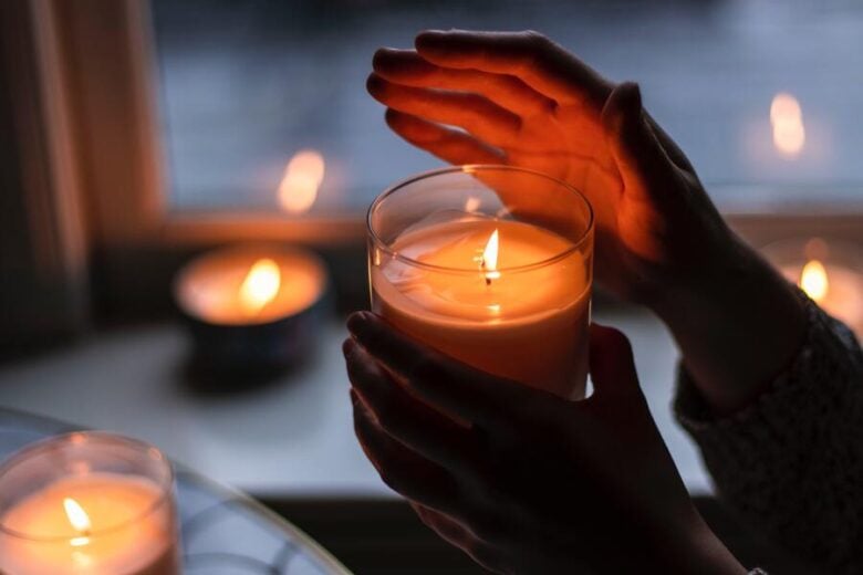 O Que Significa Sentir Cheiro de Vela do Nada? Bom ou Ruim?