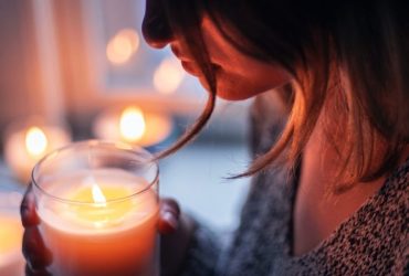 O Que Significa Sentir Cheiro de Vela do Nada? Bom ou Ruim?