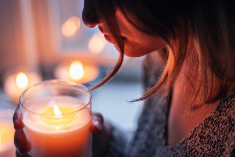 O Que Significa Sentir Cheiro de Vela do Nada? Bom ou Ruim?