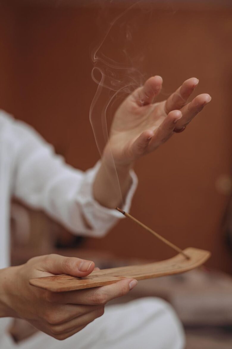 Sentir Cheiro de Incenso do Nada: Que Significa no Espiritismo?