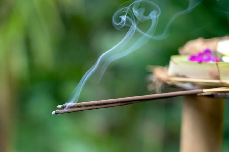 Sentir Cheiro de Incenso do Nada: Que Significa no Espiritismo?