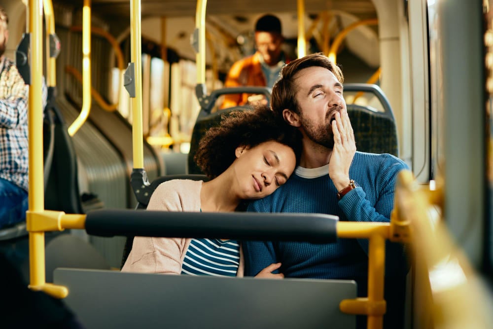 casal cansado viajando