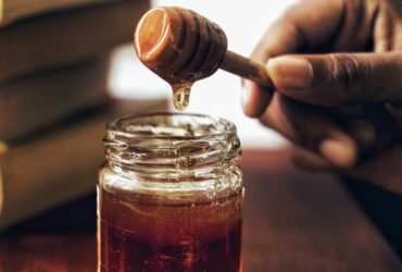 7 Simpatias do Nome no Mel: Para ele me procurar e se apaixonar