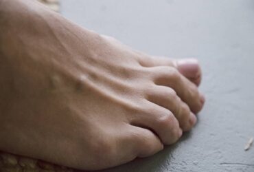 Escrever o Nome da Pessoa no Pé Esquerdo: 7 Simpatias Fortes