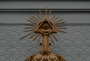 Significado Espiritual do Olho que Tudo Vê: 9 Mensagens