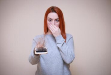 Sonhar Com Cabelo Caindo no Mundo Espiritual: 11 Mensagens
