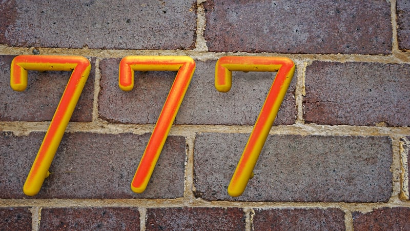 número 777 na parede