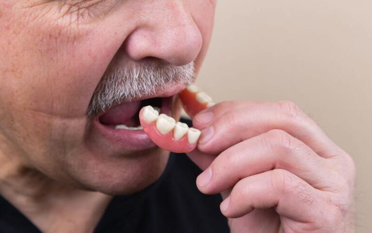 Sonhar Arrancando o Próprio Dente Com a Mão: 9 Significados - Luz dos Anjos