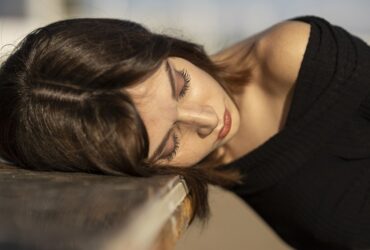 Gemer Durante o Sono no Espiritismo: 7 Causas Espirituais