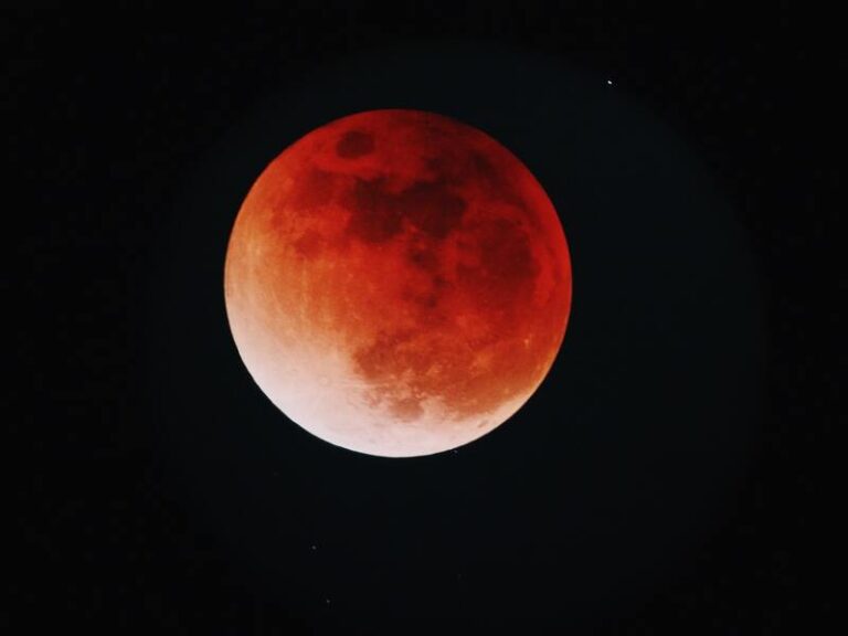Lua de Sangue e seu Significado Espiritual: 9 Mensagens - Luz dos Anjos