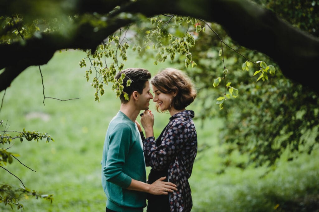 casal abrançando no jardim
