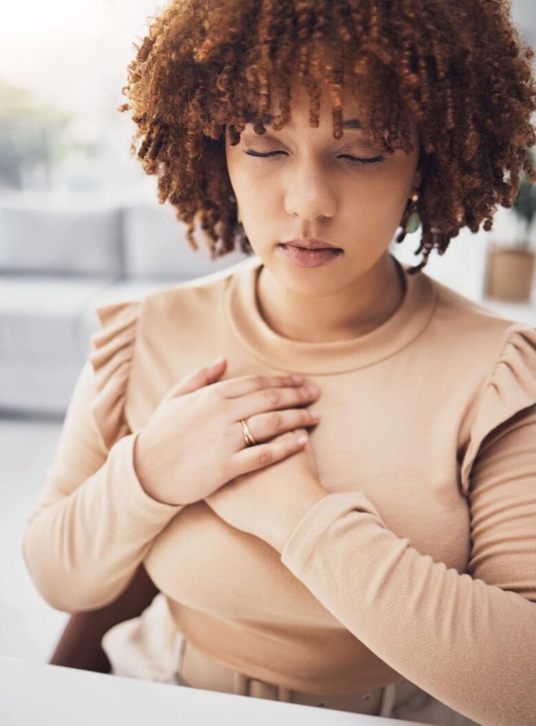 Auréola Coçando e seu Significado Espiritual: 7 Sinais