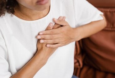 Auréola Coçando e seu Significado Espiritual: 7 Sinais