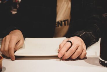 Significado Espiritual da Aliança Preta: Devo Usar?